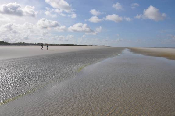 Caminhando pela Praia da Princesa, durante a maré baixa, entre Fortalezinha e Algodoal - PA